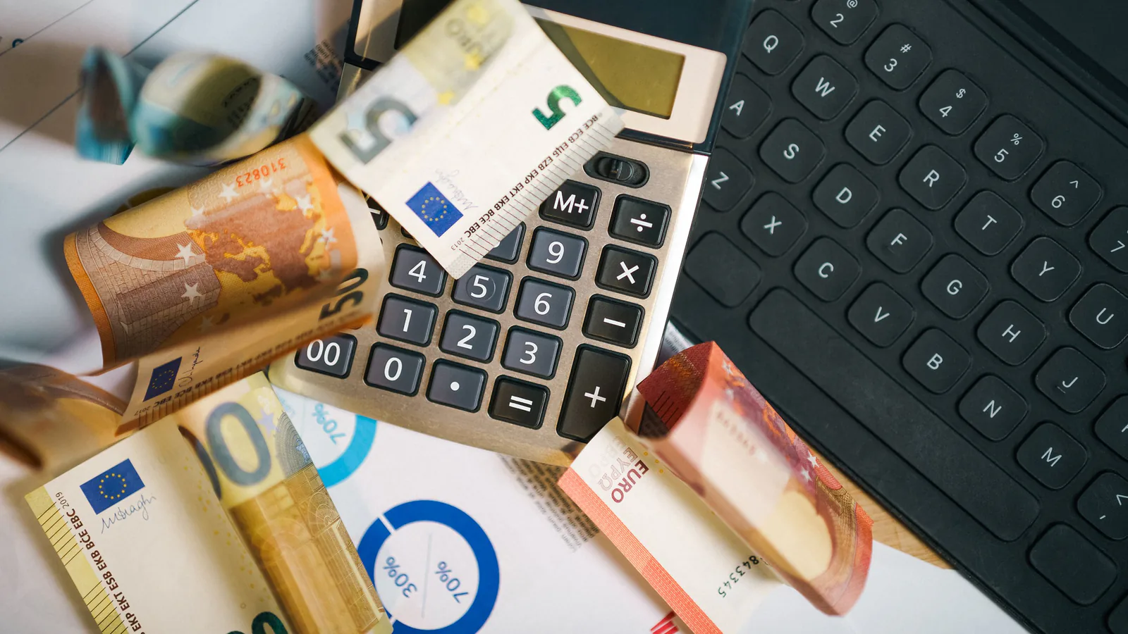 Євро, калькулятор і ноутбук для порівняння переказів SWIFT та SEPA